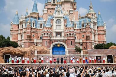 快乐！樊振东、覃海洋、吴愉等奥运健儿“组团”现身上海迪士尼